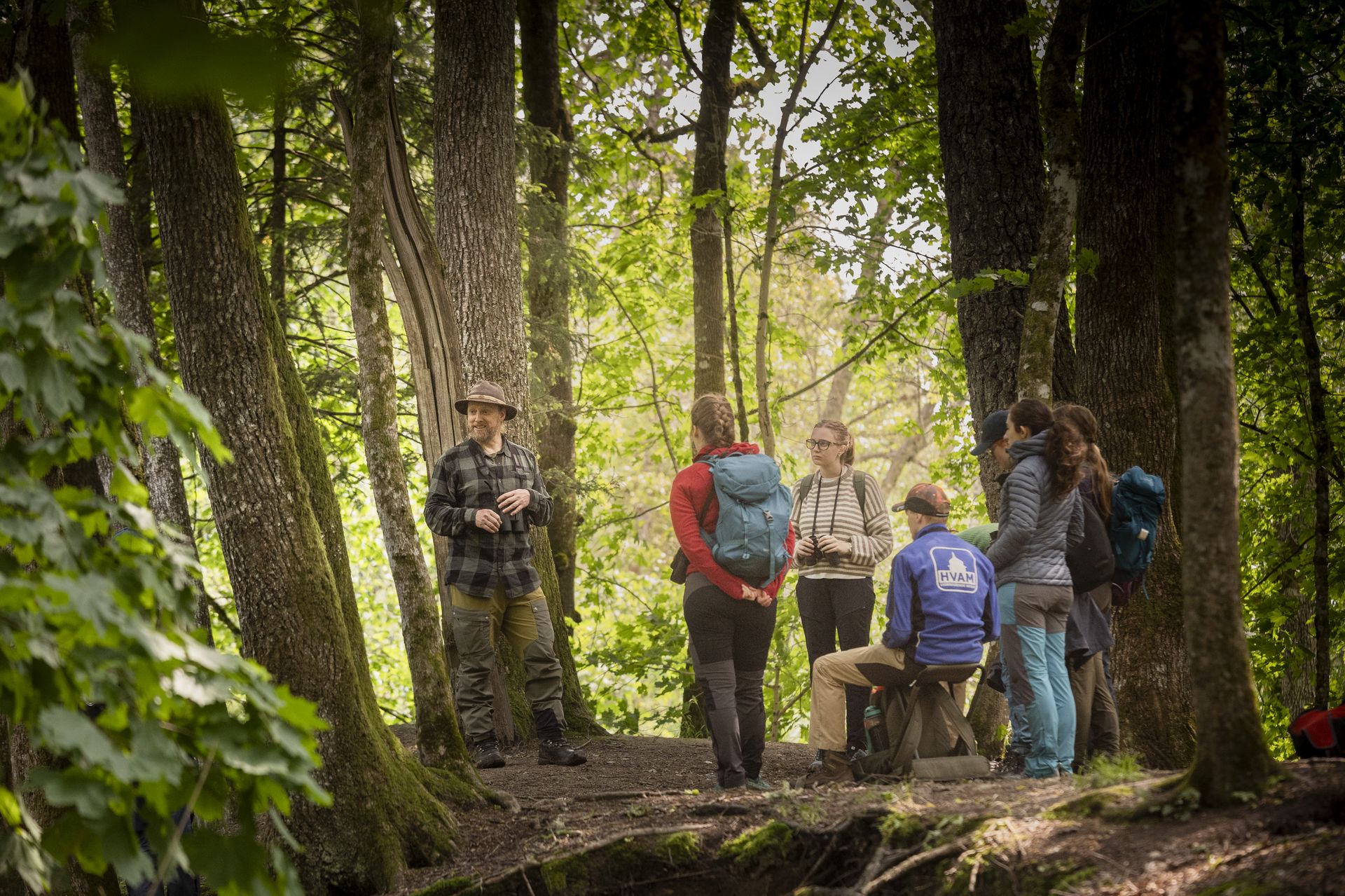 Ronny Steen underviser studenter ute i naturen, bilde 1