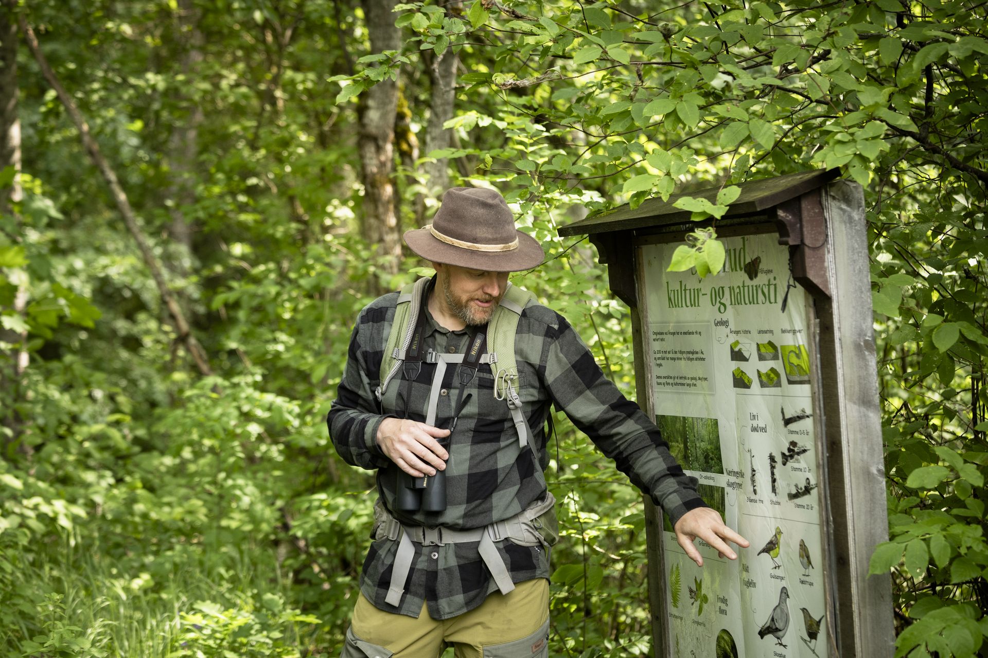 Ronny Steen underviser studenter ute i naturen, bilde 3