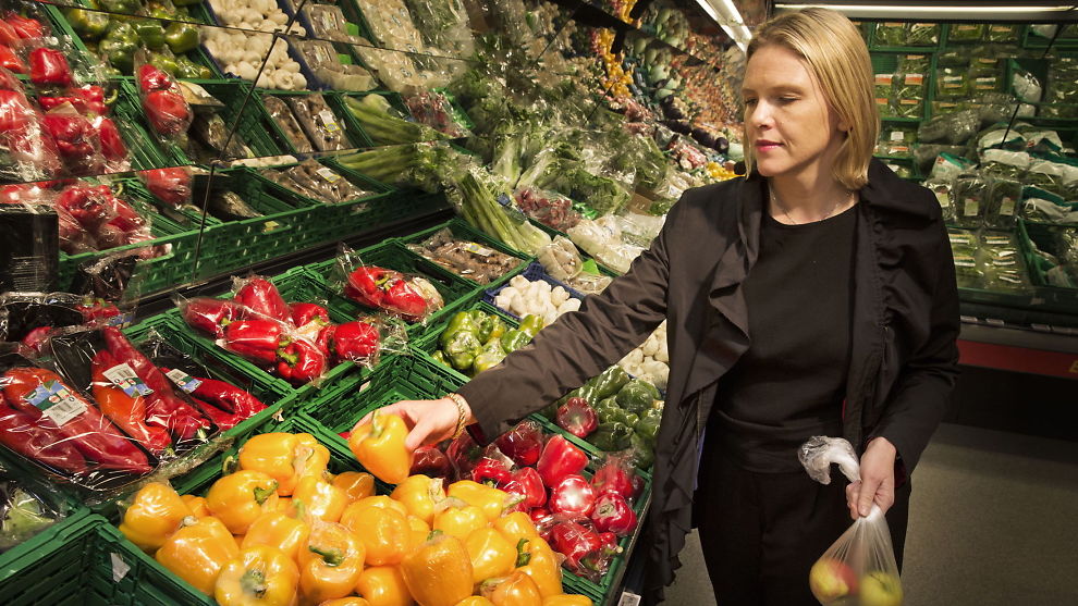 <b>HARRYHANDEL-SJEKK:</b> Landbruks- og matminister Sylvi Listhaug har sendt folk på prisjakt til Nordbysenteret ved Svinesund. Her på butikkbesøk i Oslo onsdag kveld.